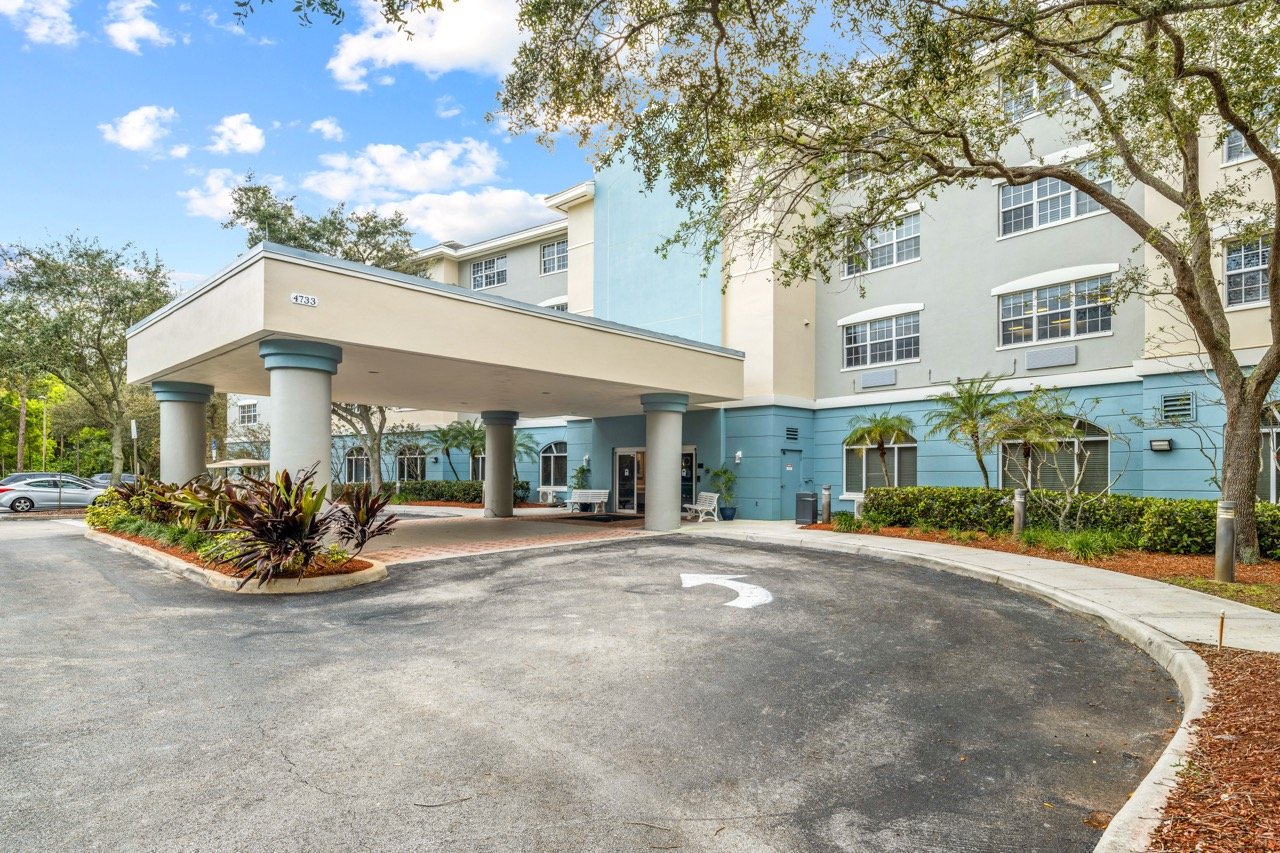 Discovery Village Boynton Beach building exterior